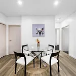Chic 2 Bedroom Apt With Parking & Darling Harbour-10Mins Walk