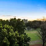 Chic 2 Bedroom Apt With Parking & Darling Harbour-10Mins Walk