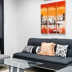 Chic 2 Bedroom Apt With Parking & Darling Harbour-10Mins Walk