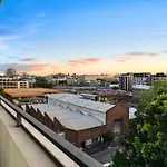 Chic 2 Bedroom Apt With Parking & Darling Harbour-10Mins Walk