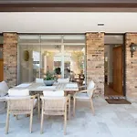 Luxe-Coastal Balmoral Townhouse