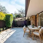 Luxe-Coastal Balmoral Townhouse