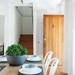 Luxe-Coastal Balmoral Townhouse