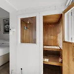 Poolside Stay - Close To Taronga Zoo & Luna Park