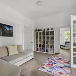 Poolside Stay - Close To Taronga Zoo & Luna Park
