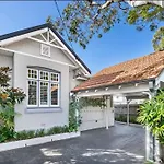 House 3 Bedrooms 2 Baths 2 Parkings In Mosman