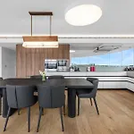 3 Bedroom Darling Harbour Apartment