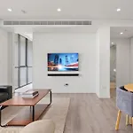Luxe 2-Bed: Modern Interiors Balcony & Bbq Area