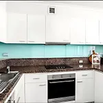 Central Sydney Apartment With Pool, Sauna & Gym