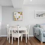 Modern Manly Apartment with Stunning Views, Pool