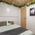 Boutique Double Or Queen Room - Close To Airport - Shared Bathroom