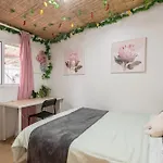 Boutique Double Or Queen Room - Close To Airport - Shared Bathroom