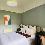 1 Bedroom In A Home In Queens Park