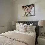 1 Bedroom In A Home In Queens Park