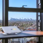 High-Level 3Br Retreat With Gym And Skyline Views