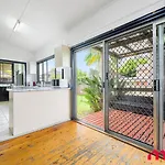 Metawise Parramatta Cozy Room With Furniture Wifi