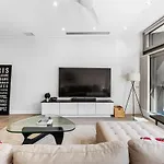 Beautiful House In Glebe With Two-Car Garage