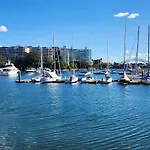 Elegantly Appointed Apartment With Harbour Views