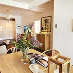 Elegantly Appointed Apartment With Harbour Views