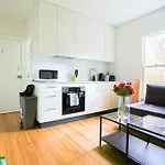 Elegant 1 Bedroom Apartment With Balcony Surry Hills 4