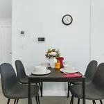 Walk To Shops, Cafes & Transport! 1Bed Comfort