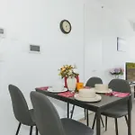 Walk To Shops, Cafes & Transport! 1Bed Comfort