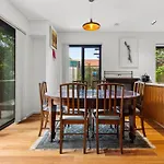 Spacious 2-Bed Retreat With Bbq & Courtyard