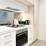 Modern 2 Bedroom Apartment Next To North Ryde Metro