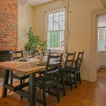 Stylish 3-Bedroom Near Darling Harbour - Free E-Bikes!