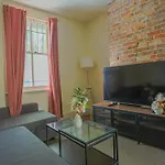 Stylish 3-Bedroom Near Darling Harbour - Free E-Bikes!