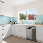 Bright 2-Bed Unit With Parking By The Beach