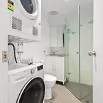 Bright 2-Bed Unit With Parking By The Beach