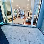 Bondi Stylish Bedroom Close To The Beach