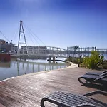 Breaker Cove - Stylish 2 Bed Apartment With Pool And Gym