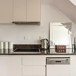 Spacious 3 Bed 2 Bathroom Apartment With Parking