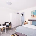 Stylish Manly Studio With Bbq Terrace And Parking