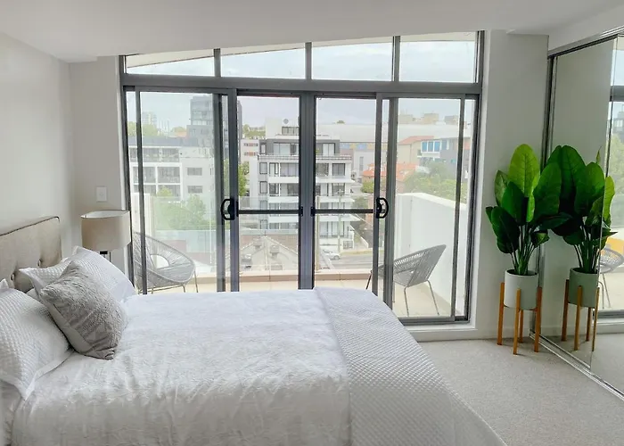 Crows Nest - Executive Penthouse - 3 Bedroom- 5Km To City