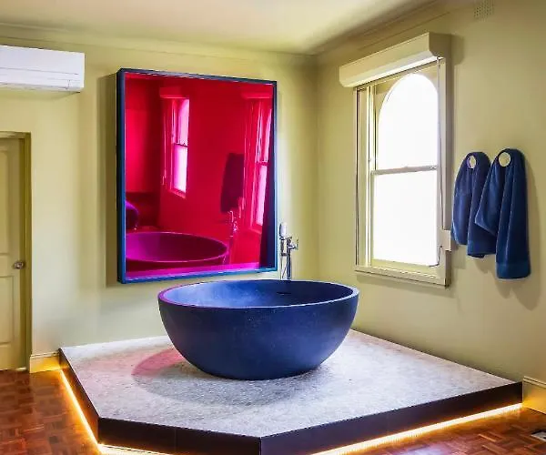 Luxury Space In Victorian Mansion. Hot Tub!