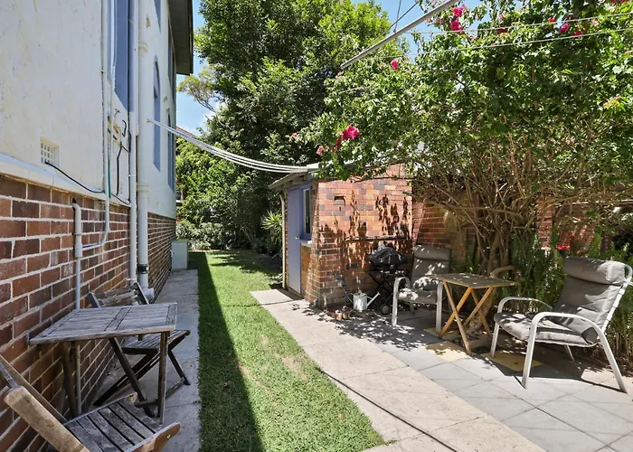 Spacious Art Deco Apartment In The Heart Of Manly