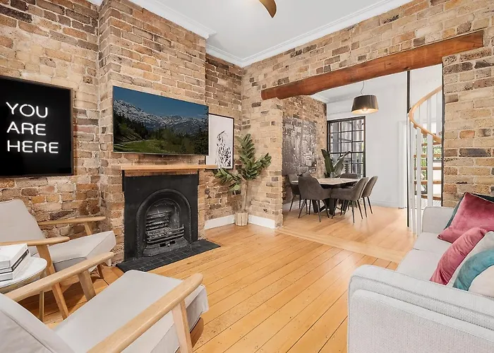 Ultimo L Renovated 2 Bedroom House With Rooftop Balcony