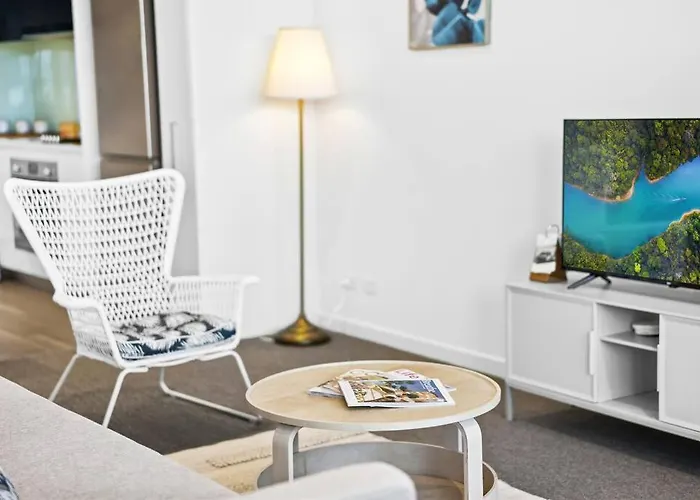 Waterfront Modern 2B2B Apt@Marina Square