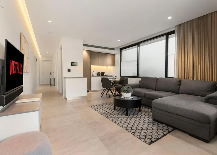Chic 2-Bed Apartment With Balcony Near Coogee Beach