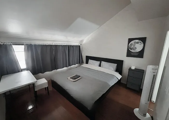 Cozy Bedroom In Terrace House