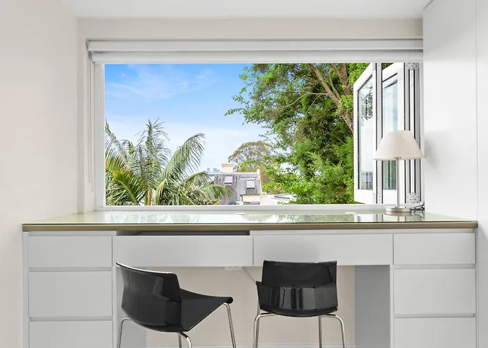 Elegant 1-Bed With Study By Balmain Wharf