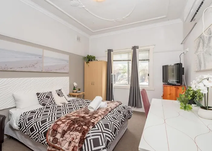 Private Ensuite Queen Room Near Sydney Airport
