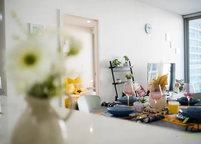 Vivid Condo With Pool In Olympic Park