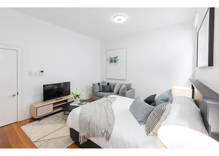 Renovated Studio In Bohemian Area Close To City Duplicate