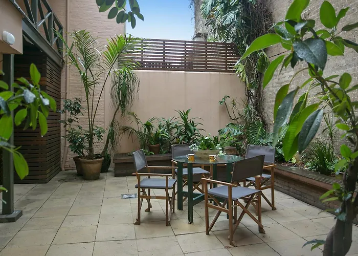 Family Terrace Home Close To Oxford Street And Cbd