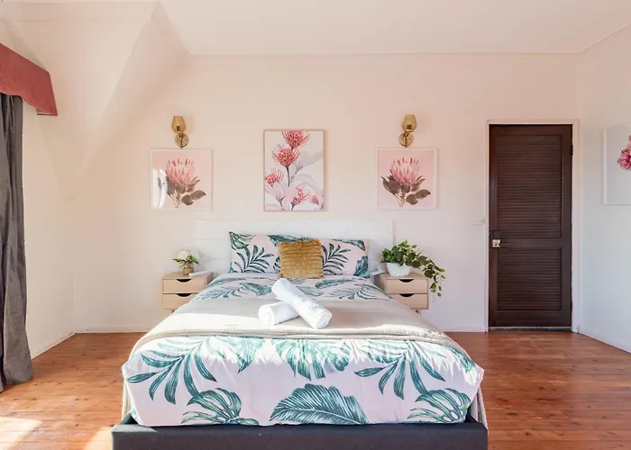 Bright King Room - Waterfront - Near Stations - Shared Bathroom