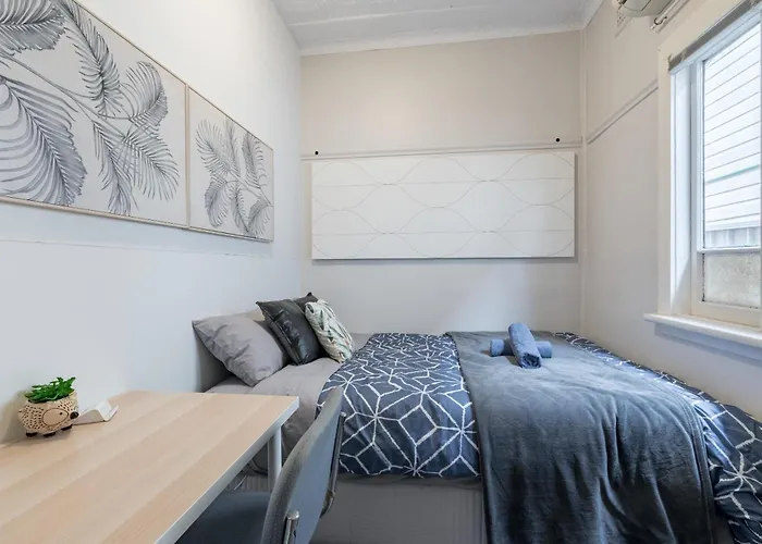 Boutique Double Or Queen Room - Close To Airport - Shared Bathroom